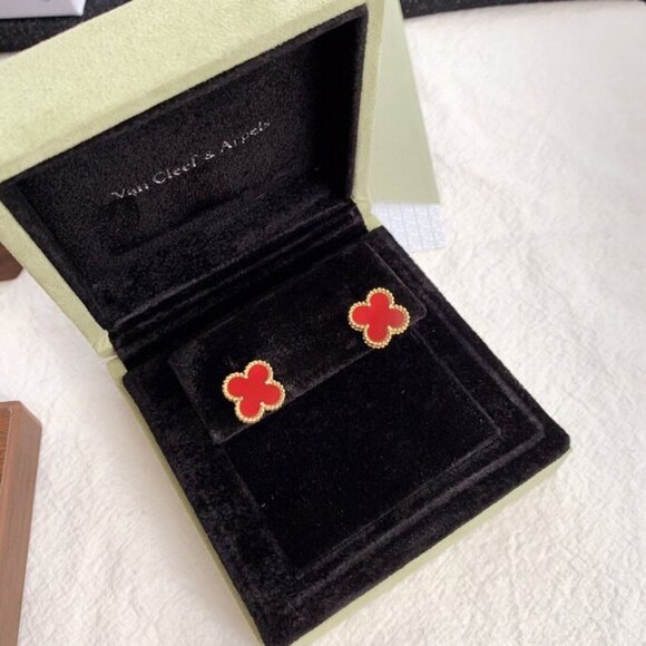 Authentic Van Cleef & Arpels 18K Yellow Gold Earrings - Picture 2 of 7